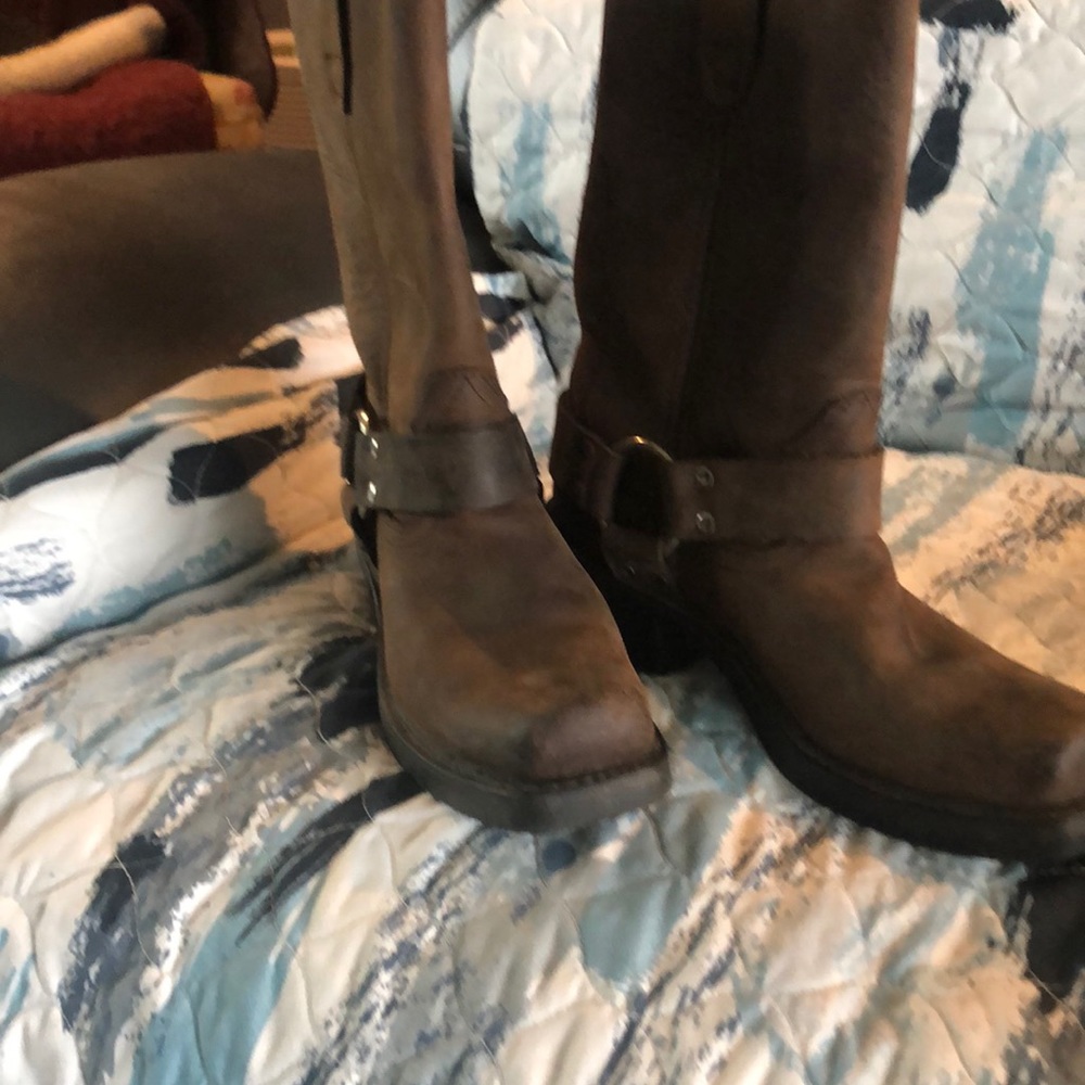 Durango boots size 6m. No wear it tears in them. I was just getting used to them